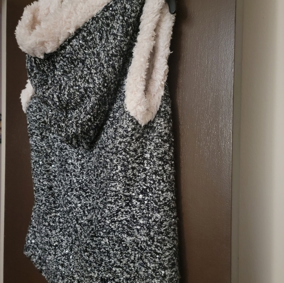 Sparkly sequin, furry, hooded vest, size small - Picture 4 of 5